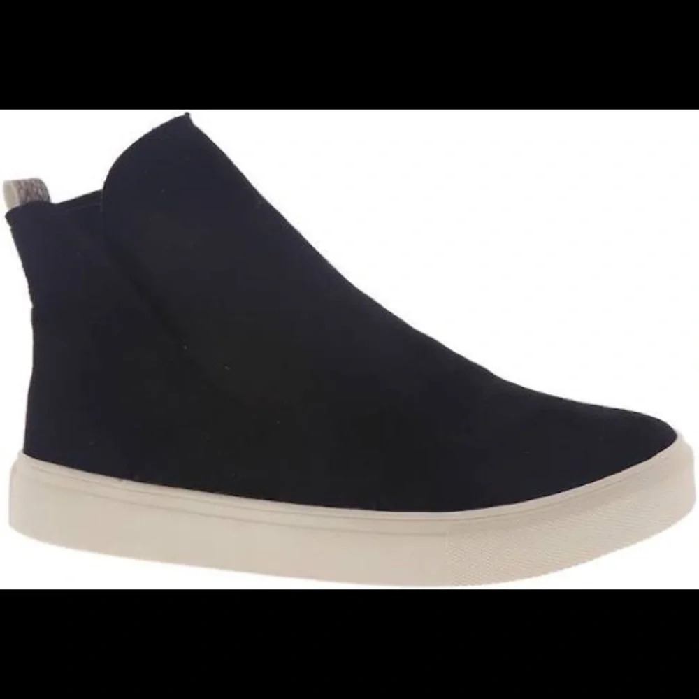 Final price NIB Very G Suede Like Sneakers